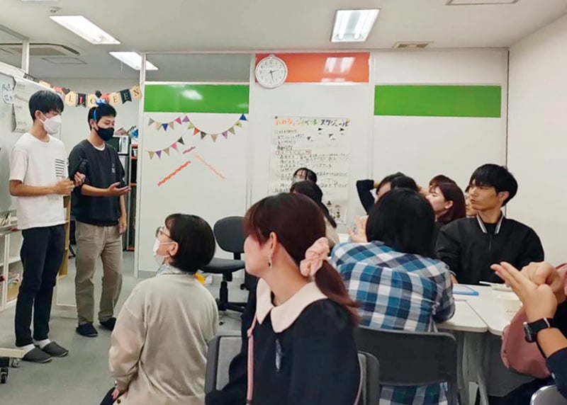 ≪個別支援≫室内で話を聞いている人達