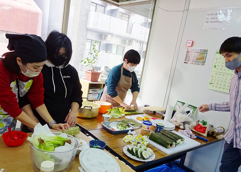 ≪自分のペースで参加≫調理をしている人達